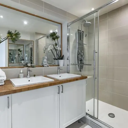 Vaugirard Lecourbe 2br Avec Balcon Apartment